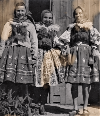 Zdenka Aulická, Klátilová (uprostřed) s kamarádkami na Jízdě králů, Vlčnov 1947