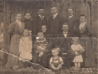 Otec pamětnice Hynek Klátil (horní řada, čtvrtý zleva) se svými rodiči a sourozenci, 90. léta 19. století