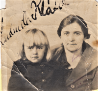 Matka Ludmila Klátilová se sestrou pamětnice Boženou, Amerika, 20. léta 20. stol., fotografie na pas