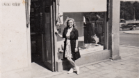 Zdenka Aulická, Klátilová před prodejnou papírnictví Potměšil na Náměstí Práce ve Zlíně, kde pracovala jako vedoucí, Zlín 1943
