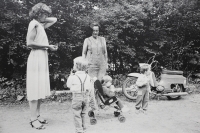 Zleva snacha Jana Ničová, vnoučata Jakub a Vendula a vnuk Matěj Klíma, 1986