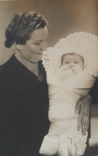 Babička s Miluškou, sestrou Marie, která zemřela v roce 1945 ve třech měsících na zápal plic