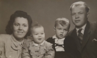 Rodina Černých. Zleva matka, Marie, její bratr Čeněk, otec, cca 1950