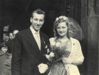Věra a František Ničovi, svatební fotografie, Praha Staroměstská radnice 1958