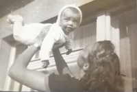 Zdeňka Halounová se svým prvním synem, cca 1951