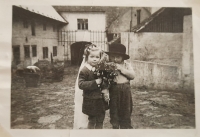 Marie se sousedem, 1953. V době, kdy vystěhovávali dědečka Horického, našla v domě závoj, který si vzala na sebe, a dospělí je spolu vyfotili