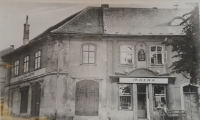 Dům ve Zlonicích, v němž se Marie narodila a v němž měli rodiče řeznictví. Fotka z období komunismu, kdy jim již řeznictví sebrali. Žije v něm dodnes.