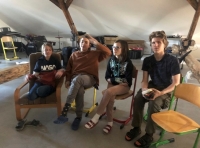 Žáci ZŠ Bodláka a Pampelišky – Emily Vildmanová, Vít Špilar a Prokop Nierostek – společně s učitelkou Dominikou Novákovou při natáčení rozhovoru s Milošem Starým