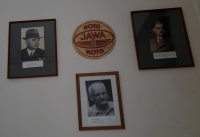 Tři generace rodiny Janečků - František Janeček, František Karel Janeček a Karel Janeček. Původní logo JAWA