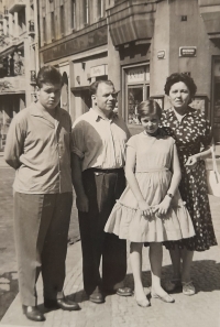 Rodina Černých v Praze v Opletalově ulici, poté co bratr Čeněk úspěšně složil zkoušky na školu