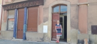 Marie Vladyková před svým domem, 2023. Na domě je původní štít řezníka Čenka Černého