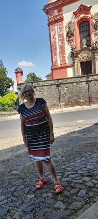 Marie Vladyková poblíž svého domu na náměstí ve Zlonicích, 2023