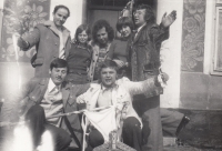 Helena Sedláčková (druhá zprava vzadu) s přáteli ze SSM, 70. léta