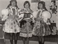 Helena Sedláčková (vlevo) na slováckých hodech, 1976