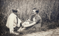 Rodiče Růžena a Ladislav Urbanovi, zřejmě před svatbou, 1937