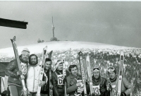 Eduard Milka na lyžích (první zleva), 80. léta