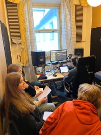 Žákovský tým na rozhlasovém workshopu