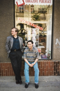 S autorem Alexandrem Koenigsmarkem před autogramiádou knihy Všechny pánské historky (1996) před plzeňským knihkupectvím