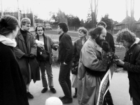 Luděk Marks a České děti u pomníčku štb. kpt. Václava Morávka na Prašném mostě, 21. března 1989 (Jana Miklušáková uprostřed, vlevo od ní Antonín Hradilek, vpravo Luděk Marks a Petr Placák). Foto: archiv Petra Placáka