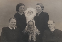 Pět generací žen. Zleva dole: babička Zdenka Černá, praprababička, prababička, babička, maminka a sestra Milluška, která zemřela ve 3 měsících 