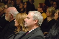 Autorský večer, Pavel Trojan vedle manželky, v pozadí výtvarník Karel Demel, leden 2019