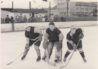 Pamětník se od mládí věnoval hokeji, na snímku z roku 1968 uprostřed jako brankář HC Becherovka Karlovy Vary 