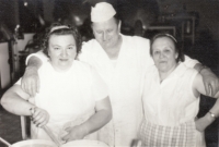 Pamětníkovi rodiče (vlevo a uprostřed) vedli kuchyni v otovické panelárně 
