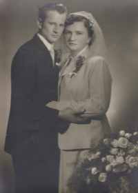 Svatební foto pamětníkových rodičů Františka a Jaroslavy Bauerových, 1956