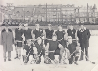 Starší žáci hokejového týmu HC Becherovka Karlovy Vary v roce 1968, František Bauer dole jako brankář