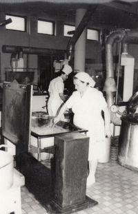 Matka Jaroslava Bauerová vařila v kuchyni otovické panelárny, 70. léta