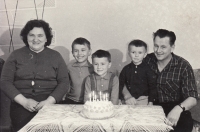 Rodinné foto Bauerových, pamětník vlevo vedle matky