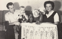František Bauer jako malý s rodiči v 60. letech 