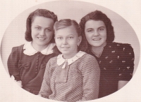 Matka pamětníka Drahomíra Dobiášová 1. zleva, období protektorátu 