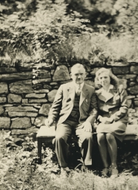 Witness's parents were married in 1927 in Hradec Králové