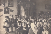 Oslavy konce druhé světové války ve škole v Záběhlé, kam pamětnice chodila 