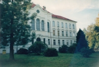 Budova tzv. Charity ve Velichově, kde sídlila správa vojenských lesů a kde Gajovi i Müllerovi žili dlouhá desetiletí