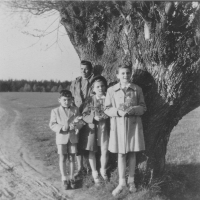 Herbert Kisza (vlevo) na rodinné procházce do Kocobince