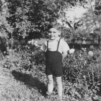 Herbert Kisza na rodinné zahradě, asi 1945
