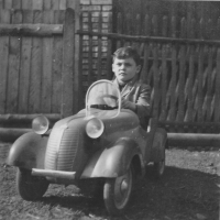 Herbert Kisza ve šlapacím autě, které mu s kolegy vyrobil tatínek