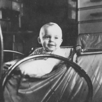 Herbert Kisza ve věku 3 až 5 měsíců, 1943