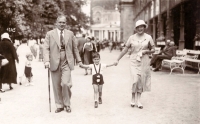 Rodiče pamětnice Leo a Rosl Hrbkovi a jejich prvorozený syn George, Luhačovice 1930