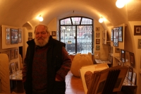 Herbert Kisza ve své galerii, Kadaň, 2022