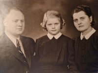 S rodiči Jiřinou a Josefem Bodečkovými, 1947