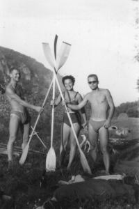 Pan Jágr (vpravo) s první ženou. 50. léta 20. století