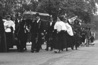 Pamětnice (1. zleva) na Husově třídě po konci přednášek, tzv. mumraj, neboli pohřbívání přednášek po konci výuky, červenec 1961