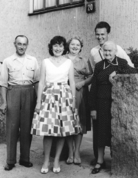 Pamětnice (2. zleva) s rodinou: 1. zleva tatínek, 3. zleva maminka, 4. zleva první muž, u zídky babička ze strany maminky, rok 1961