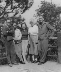 Pan Jágr s 1. ženou Milenou (druhá zleva) na přelomu 50. a 60. let 20. století. Vpravo jsou rodiče Mileny, uprostřed nejspíš teta Mileny ze strany matky