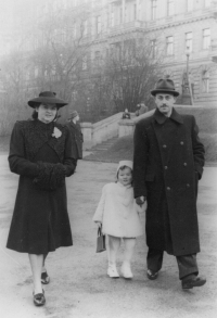 Pamětnice se svými rodiči (Marií a Edvardem) v Praze, rok 1943