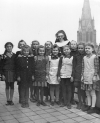 Pamětnice (5. zprava) ve škole u Voršilek. V pozadí věž Baziliky sv. Ludmily na Mírovém náměstí. 1.-4. třída, 1945-1948