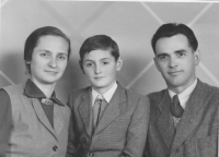 With his parents, 1947